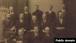 Зьлева направа: Васіль Рагуля, Сымон Якавюк, Адам Станкевіч, Сымон Рак-Міхайлоўскі, Пятро Мятла, у 2-м шэрагу: Вячаслаў Багдановіч, Міхаіл Кахановіч, Браніслаў Тарашкевіч, Аляксей Назарэўскі, Аляксандар Уласаў; сядзяць: Антон Аўсянік, Фабіян Ярэміч, Павал Валошын. Варшава, 1923