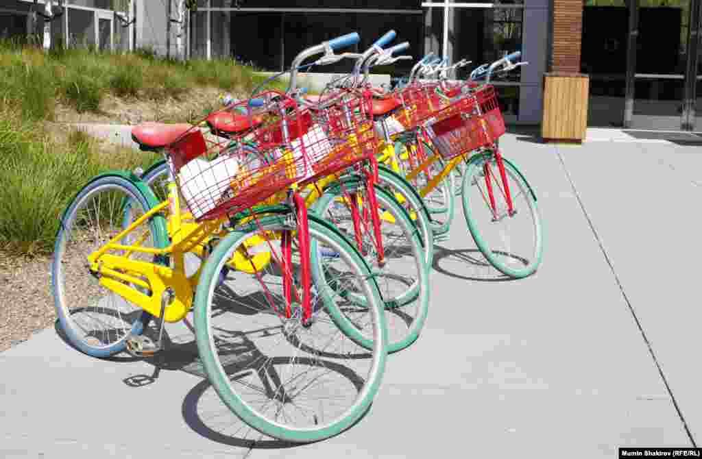 Компания кызматкерлерине жумуш маалында кеңсенин аймагында минип жүргөнгө велосипед берилет.&nbsp;