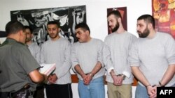 سمیر قنطار(نفر سوم از راست) زندانی مشهور لبنانی همراه با چهار لبنانی دیگر که با اجساد دو سرباز اسرائیلی مبادله می شود.(عکس: AFP)