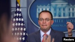 Малвені заявив, що прохання розслідувати можливий злам поштового сервера демократів у 2016 році «безсумнівно» стало однією з причин замороження Білим домом військової допомоги Україні. 