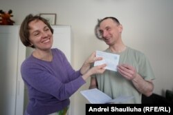 Андрэй Кузьнечык з жонкай Алесяй Рак