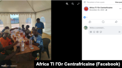 На цьому дописі у Facebook зображено групу відвідувачів, які оглядають завод з розливу Africa Ti L'or у листопаді 2023 року. Тут можна побачити пляшки «Кришталевої води»