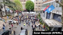 Белградда Сербиянын телерадио берүүсүнүн имаратынын алдына чогулган жаштар. 15-апрель, 2025-жыл. 