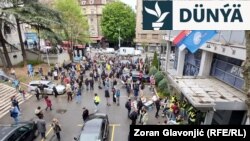 Studentler teleradio binasynyň öňüni petikleýär. 15-nji aprel, 2025 ý. Belgrad. Serbiýa.