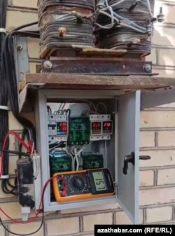 Elektrik energiýasynyň güýjüni görkezýän guralda onuň 220 wolta derek 157 wolta barabardygyny görse bolýar.