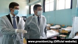Президент Сооронбай Жээнбеков (справа) и мэр Бишкека Азиз Суракматов во время посещения дневного стационара. Бишкек, 8 июля 2020 года.