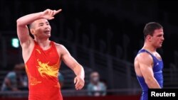 Уәлихан Серік (қызыл формада) қолаға таласта украиналық Ленур Темировті жеңді. Токио,  2 тамыз 2021 жыл.