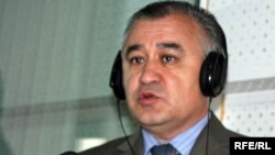 Убактылуу өкмөттүн мүчөсү Өмүрбек Текебаев "Азаттыктын" студиясында, 2010-жылдын 12-апрели.