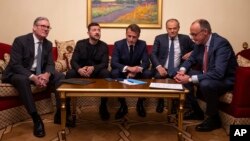 Улуу Британиянын премьер-министри Кир Стармер, Украинанын президенти Владимир Зеленский, Франциянын президенти Эммануэл Макрон, Польшанын премьер-министри Дональд Туск жана Германиянын канцлери Фридрих Мерц АКШ президенти Дональду Трампка чалып жатышат. Киев, 10-май.