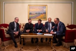 Президент України Володимир Зеленський (другий ліворуч) та лідери чотирьох європейських країн телефонують Трампу, щоб обговорити припинення вогню в Україні. Київ, 10 травня 2025 року