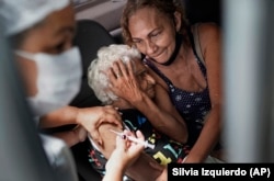 Бразилиялық қарт әйел Sinovac вакцинасын салдырып жатыр. Рио-де-Жанейро, 1 ақпан 2021 жыл.