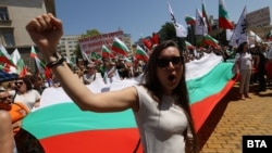 Жена скандира по време на протеста на "Възраждане" срещу еврото в центъра на София, 8 юни 2025 г.