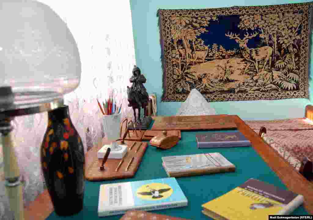 Мұхтар Әуезовтің  ұлы Ернар Әуезовтің бөлмесіндегі жазу үстелінде «Абай жолының» алғашқы екі кітабы жазылған. 