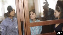 «Pussy Riot» qrupu üzvlərinin məhkəməsi zamanı, 30 iyul