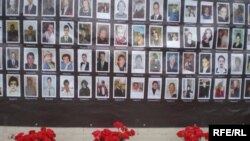 Цветы и свечи в память о жертвах "Норд-Оста"