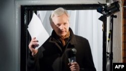 جولیان آسانژ پنجشنبه شب از بالکن سفارت اکوادور برای حاضران در مقابل ساختمان سفارت سخنرانی کرد.