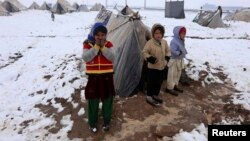 Качкындар лагеринде жашаган ооган балдары