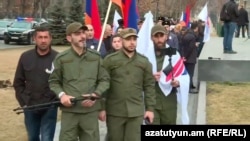 Группа мужчин, называющая себя «Стражами революции»