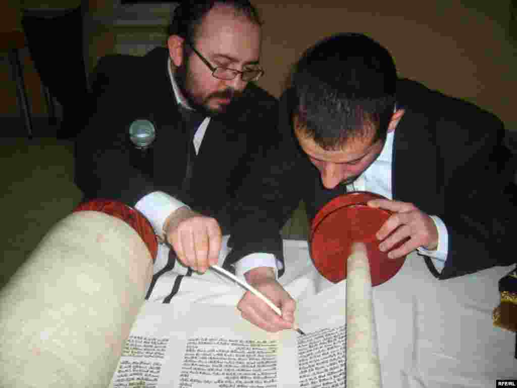 Урачыстасьці з нагоды ўнясеньня скрутка Торы ў магілёўскай сынагозе - Урачыстасьці з нагоды ўнясеньня скрутка Торы ў магілёўскай сынагозе