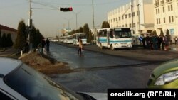 Студенты Самаркандского государственного университета отправляются на сбор хлопка, 22 октября 2017 года.