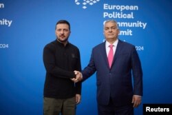 Президент України Володимир Зеленський та прем’єр-міністр Угорщини Віктор Орбан потиснули один одному руки під час cаміту Європейського політичної спільноти, Будапешт, Угорщина, 7 листопада 2024 року