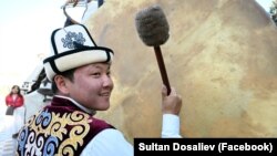 Миллий урма мусиқий асбобида ўйнаётган қирғиз йигит.