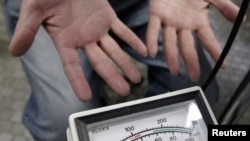  زنی که برای سنجش میزان رادیواکتیو در بدنش تست می‌شود