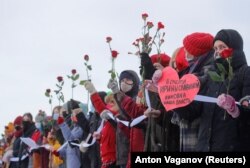 Санкт-Петербургдагы аялдардын нааразылык чарасы орусиялык абактардагы аялдарды колдоого арналды. 2021-жылдын 14-февралы.