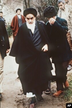 آیت‌الله خمینی در محل اقامتش در حومه پاریس