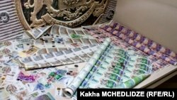 Всю последнюю неделю грузинский лари продолжал свободное падение