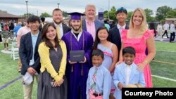 Удочеренная американской семьей Жози (слева в первом ряду) с родителями, братьями и сестрами. 