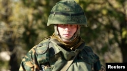 Російський солдат на території української військової частини в Євпаторії, 5 березня 2014 року