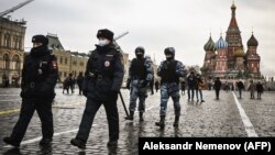 Москвадагы полиция кызматкерлери. Сүрөт иллюстрация үчүн колдонулду. 