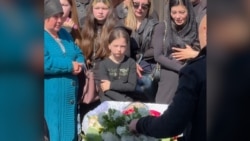 Пад Кіевам разьвіталіся з маладою маці, якая закрыла сабой сына ад атакі дрона