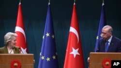 Прэзыдэнтка Эўракамісіі Урзуля фон дэр Ляен і прэзыдэнт Турэччыны Рэджэп Таіп Эрдаган у Анкары. Сьнежань 2024 году