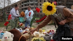 قرار دادن شاخه‌های گل و اسباب بازی در زمین بازی کودکان؛ در حمله موشکی روسیه به شهر زادگاه زلنسکی ۹ کودک و ۹ بزرگسال کشته شدند