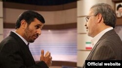 محمود احمدی نژاد (چپ) در حال گفت و گو با مجری برنامه مناظره های انتخاباتی