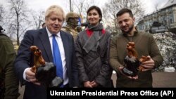 Британиянын өкмөт башчысы Борис Жонсон Киевге барганда белекке алган сувенирлер. 9-апрель, 2022-жыл. 
