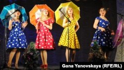 Параллельно с учебой воспитанники лицея искусств, который функционирует в Цхинвале, учатся рисованию, игре на музыкальных инструментах, танцу. Творческая свобода, атмосфера раскованности и постоянного духовного поиска – это то, что привлекает сюда людей