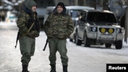 С утра республиканская соматическая больница больше напоминала военный объект: на входе и по этажам несут дежурство вооруженные бойцы местного ОМОНа, которые тщательно отсеивают посетителей