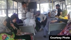 Таджикские женщины в хиджабах в автобусе. Иллюстративное фото.