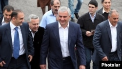 Самвел Карапетян (в центре), архивная фотография