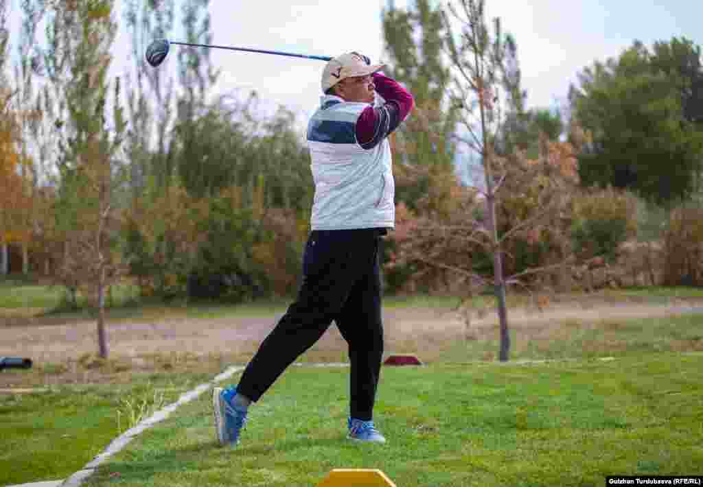 Кореец Ким Чен Хо - бизнесмен из Узбекистана. В свободное время занимается гольфом. Он победитель нескольких международных турниров. По его словам, поля для гольфа в Кыргызстане не отвечают международным требованиям.&nbsp;&nbsp;
