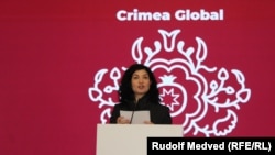 Tamila Taşeva Kyivdeki «Crimea Global» halqara konferentsiyasında, 2024 senesi oktâbrniñ 21-i