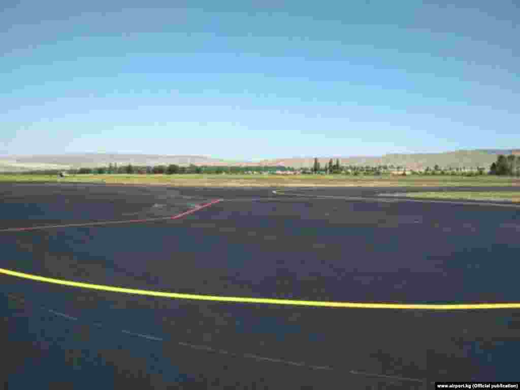 Геосинтетикалык курулуш материалдарын колдонуу менен 75 миң чарчы метр асфальт бетон төшөлгөнүн, &quot;Манас&quot; эл аралык аэропортунун маалымат кызматы билдирди.