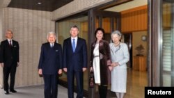 Кыргызстан президенты Алмаз Атамбаев һәм беренче ханым Рәисә Атамбаева Япония императоры Акиһито һәм хатыны Мичико белән