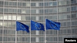 Ілюстрацыйнае фота. Сьцягі ЭЗ каля штаб-кватэры Эўракамісіі ў Брусэлі