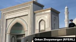 Сотрудник полиции на территории мечети в день Ораза-айта. Нур-Султан, 13 мая 2021 года.