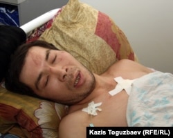 Раненый участник беспорядков 16 декабря 2011 года в Жанаозене. Реанимационное отделение больницы города Жанаозен, 18 декабря 2011 года.