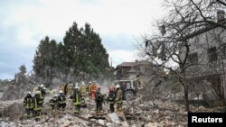 Рятувальники працюють на місці російського удару на Львівщині, 5 жовтня 2025 року 